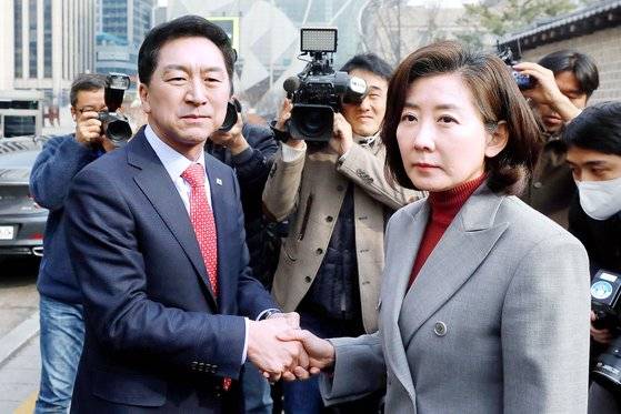 국민의힘 김기현 당대표 후보, 나경원 전 의원이 지난 7일 서울 중구 한 음식점에서 오찬 회동을 마치고 악수하고 있다. 뉴시스