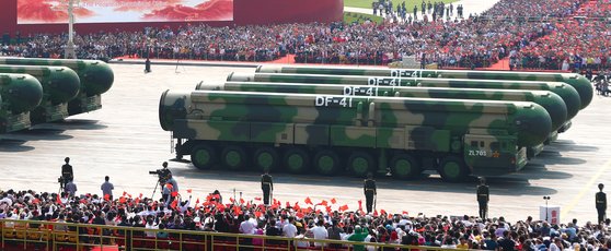 중국은 지난 2019년 10월 1일 건국 70주년 기념일을 맞아 중국 베이징 천안문광장에서 열린 열병식에서 차세대 대륙간탄도미사일(ICBM) ‘둥펑-41’을 처음으로 공개했다. 둥펑-41은 최대사거리 1만5000㎞로 북미 전역을 사정권으로 둔다. EPA=연합뉴스