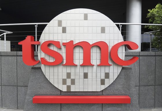 대만 TSMC는 지난해 2조2630억 대만달러 사상최대 매출을 기록했다. TSMC는 현재 세계 파운드리 시장 1위를 차지하고있다. 연합뉴스