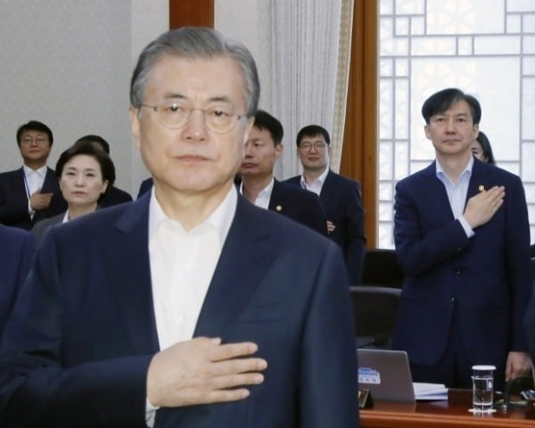 문재인 전 대통령(왼쪽), 조국 전 법무부 장관. / 사진=연합뉴스