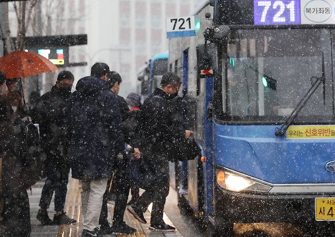 지난해 12월 서울 시내에서 시민들이 버스를 타고 있다. 연합뉴스