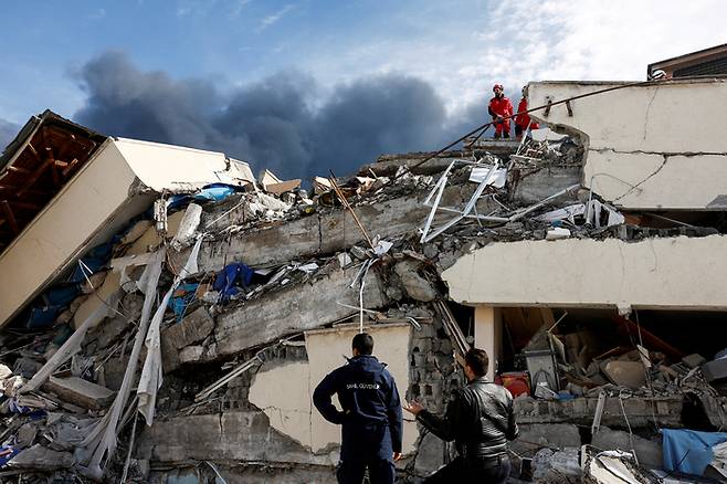7일(현지시간) 튀르키예 하아티주 이스켄데룬에서 주민들이 지진으로 무너진 건물 잔해에서 생존자를 수색하고 있다. 로이터연합뉴스