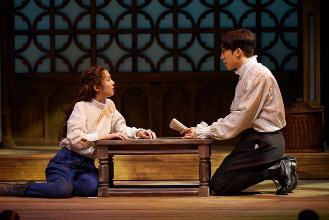 Actor Chae Soo-bin (left) plays Viola De Lesseps in the Korean production of “Shakespeare in Love." (Shownote)