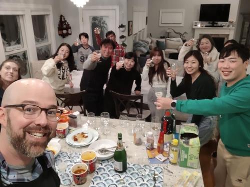 눈 속에 갇힌 한국인 관광객들을 집에 초대해 건배하는 알렉산더 캠파냐씨 부부의 모습. 알렉산더 캠파냐씨 페이스북 캡처