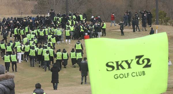 인천 중구 스카이72 바다코스에서 지난달 17일 인천지법 관계자들이 골프장 운영권 반환 강제집행을 시도하자 스카이72 시설 임차인 등이 막아서고 있다. 뉴시스