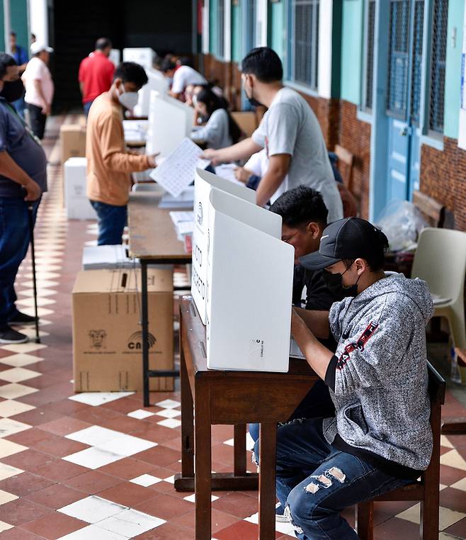 지난 5일 에콰도르에서 지방선거와 개헌안 국민투표가 동시에 진행됐다. 푸에르토 로페스 시장 선거에서는 선거 전날 사망한 오마르 메넨데스 후보가 46%의 득표율이 당선됐다고 BBC 등 외신이 7일(현지시간) 보도했다. [로이터 연합]