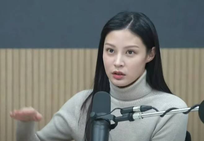 지난 6일 공개된 유튜브 채널 ‘김어준의 겸손은힘들다 뉴스공장’의 방송에서 조국 전 법무부 장관의 딸 조민 씨가 인터뷰를 하고 있다. 유튜브 캡처