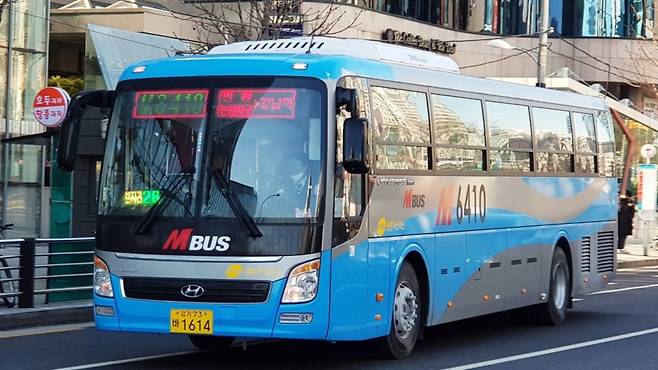 서울 시내 버스 일반요금은 1200원에서 300원 또는 400원을 올리는 안이 제시됐다. 광역버스는 2300원에서 3000원으로 700원이 오른다. [헤럴드DB]