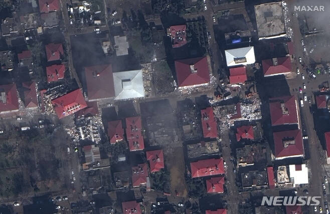 [누르다지=AP/뉴시스] 막사 테크놀로지스가 공개한 위성사진에 7일(현지시간) 튀르키예 누르다지의 지진으로  건물들이 무너져 있다. 튀르키예와 시리아를 강타한 지진으로 지금까지 사망자가 7800명을 넘은 것으로 나타났으며 레제프 타이이프 에르도안 튀르키예 대통령은 지진 피해가 큰 10개 주에 3개월간 비상사태를 선포했다. 2023.02.08.