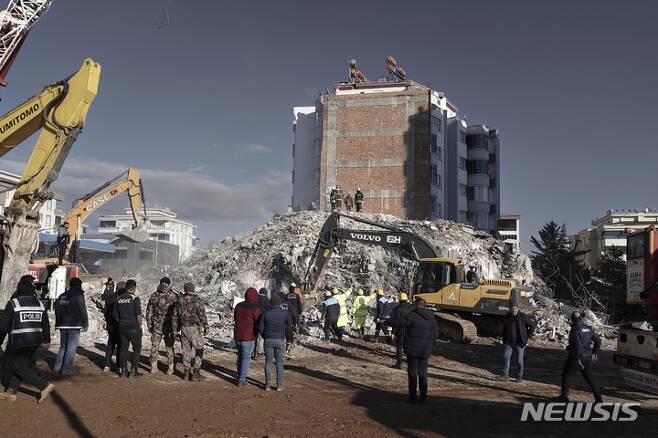[가지안테프=AP/뉴시스] 7일(현지시간) 튀르키예 가지안테프에서 주민들과 구조대가 지진으로 무너진 잔해 속에서 실종자를 수색하고 있다. 2023.02.08.