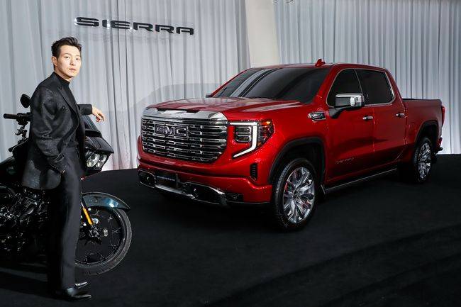 GMC 시에라 앰배서더로 국내 출시 행사장에 등장한 정성일.