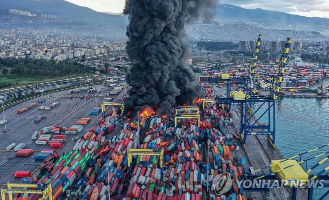 하타이 이스켄데룬 항구의 콘테이너에서 치솟는 불길과 연기기둥 [AFP=연합뉴스 자료사진. 재판매 및 DB 금지]