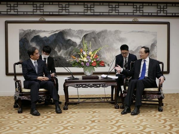 일본대사 만나는 쑨웨이둥 중국 외교부 부부장(오른쪽) [중국 외교부 홈피 캡처.재판매 및 DB금지]