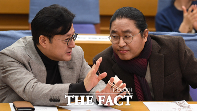 홍익표 문화체육관광위원장(왼쪽)과 김한민 감독이 대화하고 있다.