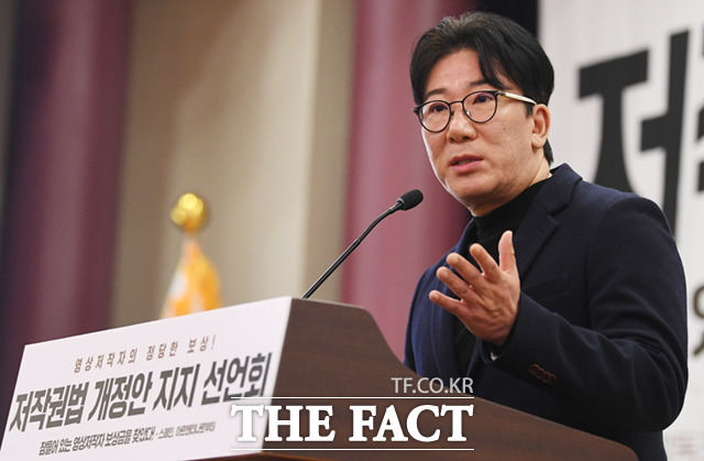 한국영화감독조합 대표인 윤제균 감독이 축사를 하고 있다.