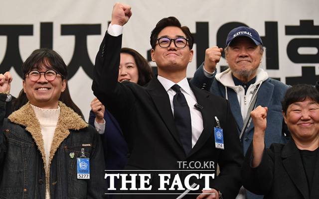 배우 유지태, 임순례 감독 등 참석자들이 저작권 개정안을 지지하며 기념촬영하고 있다.