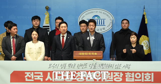 국민의힘 전국청년위원장들이 9일 서울 여의도 국회 소통관에서 기자회견을 열고 김기현 당대표 후보의 지지선언을 하고 있다.