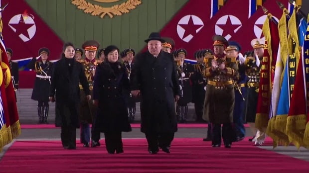 김정은 국무위원장이 딸 김주애의 손을 잡고 레드카펫을 지나며 주요부대 군기를 사열하는 모습. /사진=연합뉴스