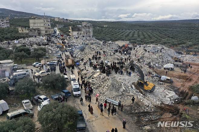 [AP/뉴시스] 튀르키예 남동부 지진 발생 반나절 뒤인 6일 오전 시리아 북서부의 반군 텐트촌이 있는 이들립주 하렘 피해 현장