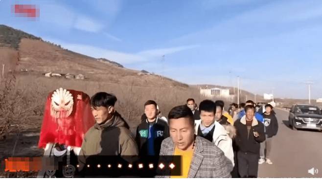중국의 음력설인 춘제에 고향의 가족들을 찾았다가 낯선 남성과의 결혼을 강요받은 19세 소녀의 안타까운 사연이 공개됐다. 출처 웨이보