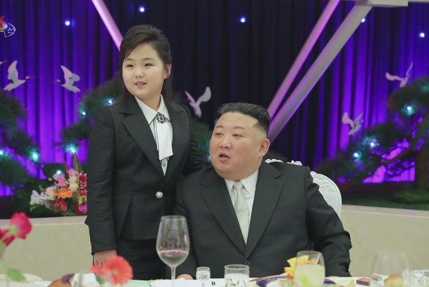 북한 김정은 국무위원장이 딸 김주애(왼쪽)와 함께 건군절(2월 8일) 75주년 기념연회에 참석했다고 조선중앙통신이 8일 보도했다. 사진 연합뉴스