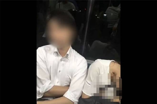 지하철서 여성 가슴 만지는 치한 영상 유포 논란 / 사진=트위터 영상 캡처