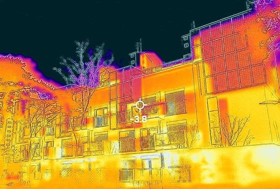 1일 낮에 열화상카메라로 촬영한 노원이지하우스. 태양광 패널을 부착한 부분을 제외하고는 색 변화가 크게 나타나지 않고 있다. 내부의 난방열이 건물 밖으로 덜 새고 있다는 뜻이다. 천권필 기자