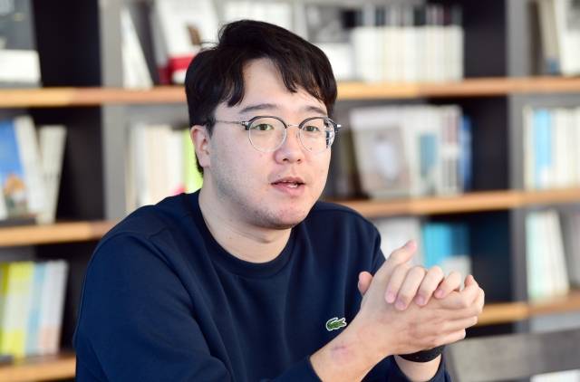 자전거 유튜버 박찬종씨가 8일 인천 연수구의 한 카페에서 국민일보와 인터뷰를 진행하고 있다. 권현구 기자