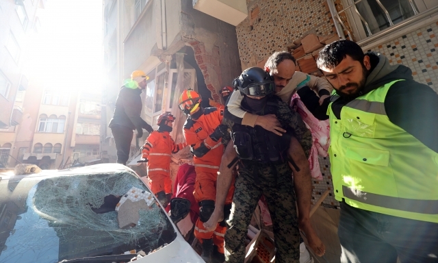 9일 오전(현지시간) 튀르키예 하타이 안타키아 일대에서 한국긴급구호대(KDRT) 대원들이 지진으로 무너진 건물 속에 갇혀 있던 마흐무트 씨를 구출하고 있다. 연합뉴스