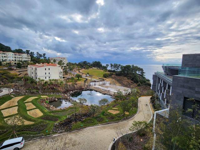 JW메리어트 제주는 제주의 역사와 설화를 그대로 수용했다. 여우와 선비가 만나 사랑에 빠졌다는 전설이 전해지는 여우물을 호텔의 한 부분으로 활용했다. 송주용 기자