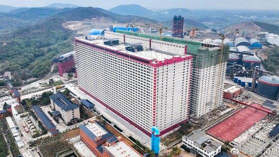 중국후베이성 어저우에 있는 26층 양돈빌딩의 모습. 두 동 모두에 돼지들이 들어오면 연 120만마리 사육이 가능해진다고 한다. 사진 웨이보 캡처