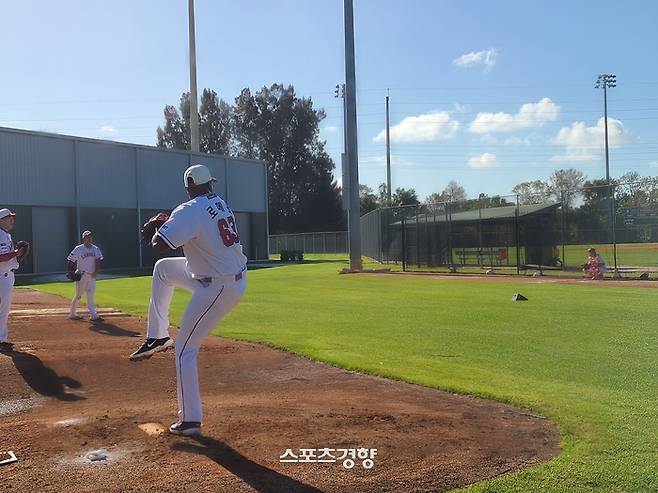 SSG 에니 로메로가 10일(현지시간) 미국 플로리다주 베로비치의 재키로빈슨 트레이닝컴플렉스에서 불펜피칭을 하고 있다. 노도현 기자