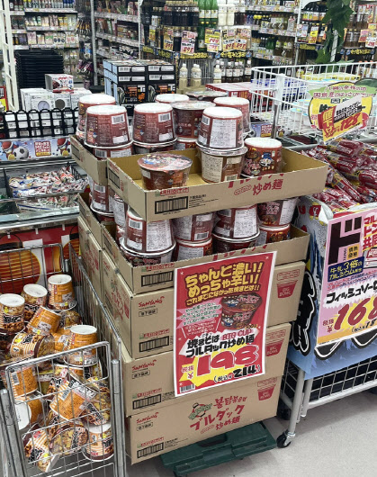일본 최대 할인점 돈키호테에서 판매 중인 삼양식품 야끼소바불닭볶음면.(사진=삼양식품)