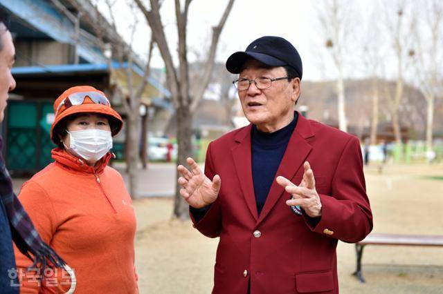 김 회장이 대구 북구 서변동 강변파크골프장에서 동호인들과 파크골프장 추가에 대한 의견을 나누고 있다. 류수현 기자