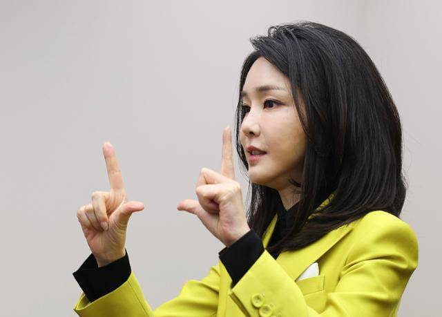 김건희 여사가 3일 오후 서울 용산구 백범김구기념관에서 열린 제3회 한국수어의 날 기념식에 참석, 본 행사 시작에 앞서 수어 축하메시지 연습을 하고 있다. 대통령실 제공