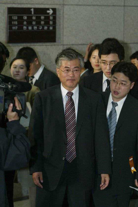 2004년 5월 14일 헌법재판소에서 노무현 전 대통령에 대한 탄핵이 기각됐을 당시 법률 대리인단을 이끌었던 문재인 전 대통령의 모습. 변선구 기자