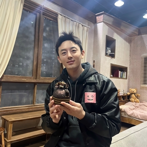 On the 14th, actor Lee Ji-hoons Valentines Day commemorative self show was opened through his agencys Enter Seven official SNS channel, and fans attention was concentrated at once.In the open self-shot, Lee Ji-hoon snatched a big smile with a big-sized chocolate in his hand.Lee Ji-hoon, who has received a lot of likes as an event for fans, is presenting a perfect comic performance in the role of Deok Bae in the play  ⁇   ⁇   ⁇   ⁇  people of Zhang Jin directing.Lee Ji-hoon shows off his professional stage performance even though it is his first Play challenge.On the other hand, Lee Ji-hoon will be looking for fans through his new work as well as his last performance on the 17th.Lee Ji-hoon recently announced his activities in various works such as plays and movies as well as dramas, and is expected to be active this year.Lee Ji-hoon has finished filming Kara Han Seung Yeon and the movie How to Fall in Love with the Worst Neighbors and Under Your Bed filmed with the mastermind of the Japanese film industry. I am waiting for the release.