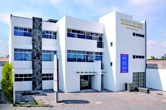 푸에블라 하나님의 교회는 지상 4층 규모로 외벽을 밝게 꾸민 것이 특징이다.