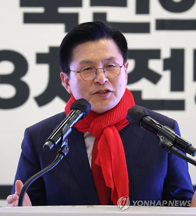 정견발표하는 황교안 당대표 후보 (제주=연합뉴스) 백승렬 기자 = 국민의힘 황교안 당대표 후보가 13일 제주도 제주시 퍼시픽호텔에서 열린 '힘내라! 대한민국 - 제3차 전당대회 제주 합동연설회'에서 정견발표를 하고 있다. 2023.2.13 srbaek@yna.co.kr