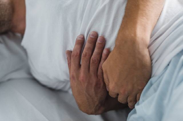 췌장염이 발생하면 똑바로 누웠을 때 통증이 심해지고 앉거나 몸을 앞으로 구부렸을 때 통증이 완화되는 경향이 있다./사진=게티이미지뱅크