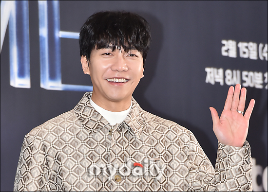 Singer and actor Lee Seung-gi appeared in the Wig.On the afternoon of the 15th, a production presentation of JTBC new entertainment program peak time was held at Sangam Stanford Hotel, Mapo-gu, Seoul.Lee Seung-gi, Tiffany Young, Jay Park, Lee Ki-kwang, Kim Sung-gyu, Shim Jae-won and Ryan Lee attended the ceremony.Lee Seung-gi, who had been shaken by the movie Large Family, appeared with a rich hairstyle on the day and attracted attention.Lee Seung-gi said, I had a lot of trouble. Should I come as it is? I did Shaved to shoot a movie, but since there was an activity afterwards, I wrote Wig,I laughed.I couldnt ask, How did your hair grow so long so fast? Its a setup that Ive set up thoroughly. Im so happy that Im glowing with peak time, she said with a smile.On the other hand, peak time, which JTBC Sing Again production team coincided with, is a survival program that is held as the first team game in Idol audition history. Idols who have debuted experience compete with all the ranks such as annual, fandom, agency, .First broadcast at 8:50 p.m.