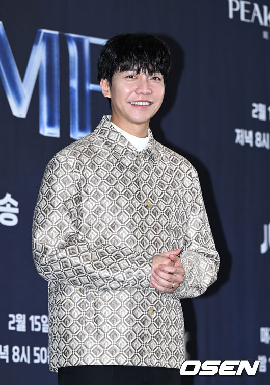Singer and actor Lee Seung-gi revealed the peak time of his life, including his marriage testimony with actor Lee Da-in at the peak time production presentation.On the afternoon of the 15th, JTBCs new entertainment program peak time was presented at the Stanford Hotel in Sangam-dong, Mapo District, Seoul.Producer Ma Geon-young and producer Park Ji-ye, who directed the program, attended the event with MC Lee Seung-gi, singers Tiffany, Park Jae-beom, Highlight Lee Ki-kwang, Infinite Kim Seong-gyu, choreographer Shim Jae-won and music producer Ryan Jeon.Peak time is a global Idol audition program presented by Sing Again crew. Boy groups are engaged in stage warfare with the help of production, performance and visual directing under the support of world class production corps.Lee Seung-yoon, Lee Moo-jin and other unknown singers on stardom, Sing Again production team is looking forward to discovering some idols to see the light.Lee Seung-gi said, I made the biggest decision in my life and married Lee Da-in on April 7. Thank you for your congratulations. Many colleagues and officials are having a happy day with warm eyes.I am preparing to start music as an entertainer. I will show you one by one, so I would appreciate it if you could look at it with a warm eye. In addition, he gained attention with his shaved head at the KBS Acting Awards ceremony last year. However, at the peak time production presentation, he boasted a hairstyle.Lee Seung-gi said, I do not sweat much, but suddenly I sweat. I had a lot of trouble.Its a wig that the film crew has taken care of since I shaved my head to shoot a movie. Its amazing. I did not tell the cast either. It grew too fast and everyone could not ask.It is a setting that is well set up thoroughly.  ⁇  Peak time  ⁇   ⁇   ⁇   ⁇   ⁇   ⁇   ⁇   ⁇   ⁇   ⁇   ⁇   ⁇   ⁇   ⁇He also commented on the reunion at Sing Again and peak time, saying, I personally accept that the production team is a production team that does not want to miss the warmth in the competition of audition.Competition, emotion, and warmth are hard to coexist, and I have always been with the crew because I do not miss it until the end. When I was personally working, I gave a suggestion at a subtle time. Rather than giving suggestions when I was in trouble, I decided to come and go with the story before that, but unfortunately something personal happened.Apart from that, I am grateful for the trust and faith in the production team and for always saying that I am the best MC, but what I have to do is really desperate friends, and I realized that the urgency of the individual and the urgency of the team are a little different.So I came together with a more supportive heart. Producer Ma Gun-young said: MC thought it was right for Lee Seung-gi to do it, from the start, because obviously theres a part of it thats in line with Sing Again.We have teams in three sections, but there wont be many teams that the public recognizes very much. There are many staff members, but I like Idol so much that even those who want to do this program dont know when they come to our team.So I think its hard to give attention to teams that people dont know. I thought it was an MC that could give more attention.Lee Seung-gi said, When I look at MC, the value I see is one thing. I think it is important whether I am curious or not.I am very curious about these friends and I am very excited about how they will grow up. In fact, this audition program takes a very long time to shoot once.I learned that my strengths are taught by my seniors, but I learned that there are things I have to do as an MC to show the same beginning and end. In my case, I have lived without thinking that this is my peak time.I have been in my 19th year, and I think it is time to prepare to go to peak time now that I am going through various things and mature inside.Ive been running so much that Ive never thought about what Im happy about. Now Im looking at myself little by little. Im looking forward to this program going well and my peak time coming back.Lee Seung-gi also said, It is true that I have not been able to concentrate on singer activities while giving strength to entertainment and drama in the past. From this year, I started from that part and commissioned a group of fellow producers and composers.Next year Ill be 20th Anniversary.As I watched peak time, I was thinking about what I am good at. I sing with vocals and Love Live!I thought that it would be a good thing to be able to play a band. I decided to organize a tour of Love Live! in Asia. I think I can build up the process of preparing as a singer and talk about it as a solid album. Will Lee Seung-gi be able to find his peak time with peak time? Lee Seung-gi, a prospective bridegroom who returned to MC, is attracting attention.Peak time, starring Lee Seung-gi as the MC, will premiere at 8:50 p.m. today (15th).