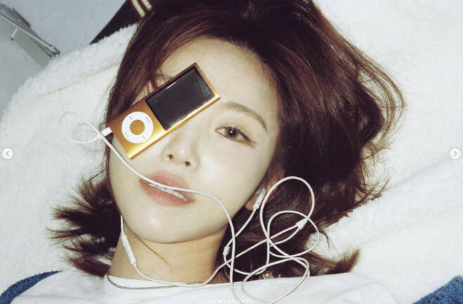 Jun Hyoseong posted several photos on his 15th day with his article iPod 2009 through his instagram.
