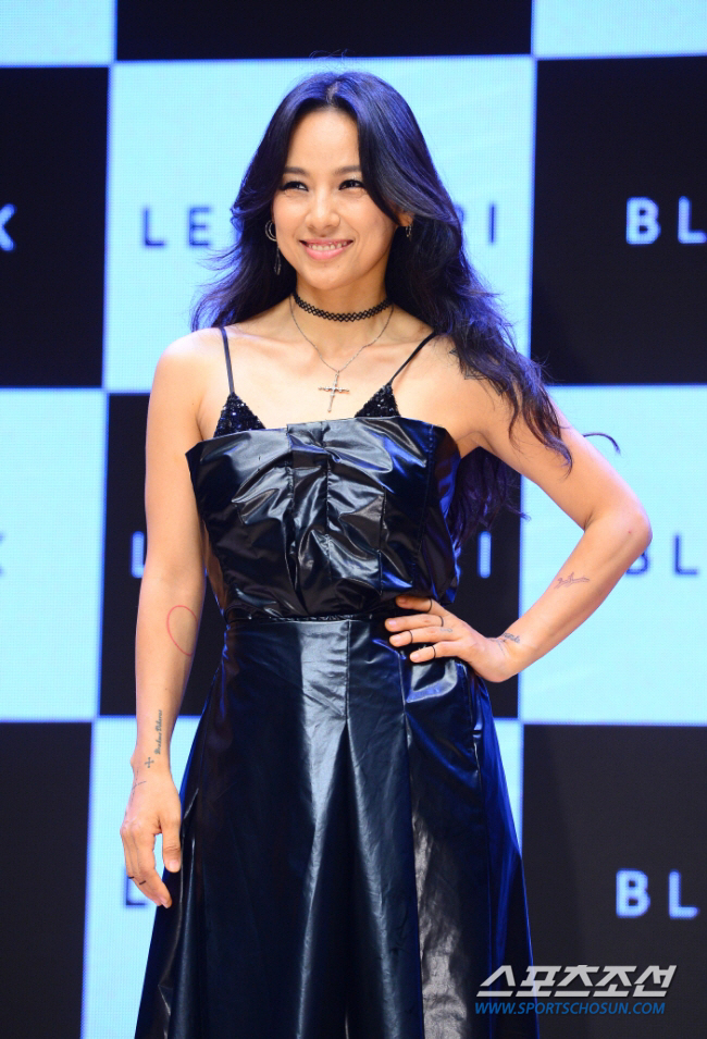 Singer Lee Hyori has a birds nest in Antenna.Antenna said on the 16th, I would like to inform you that we have entered into an exclusive contract with Lee Hyori.Lee Hyori, who made his debut in 1998 with Finkle, was greatly loved as an original idol girl group. Since 2003, he has been a solo singer and has enjoyed a lot of popularity as a solo singer.In addition, he showed his unique talents in the entertainment program. Singer was the first to win the arts, and even after marrying singer-songwriter Lee Sang-soon, he spread the Lee Hyori effect such as Small Wedding, Jeju SaliIn recent years, he has enjoyed another prime time in the arts and music industry with the help of Yoo Jae-Suk, a mixed group, and a refund expedition with Uhm Jung-hwa.Teabing Seoul Check-in showed off the sense of entertainment and brought new fans of young people.Lee Hyori, who has been active since the expiration of ESteem Entertainment and Exclusive contract in November 2022, was named the biggest player in the FA market.At the time, Husband Lee Sang-soon had an exclusive contract with Antenna, but Lee Hyori decided to take a break for the time being.In the meantime, joining Antenna this time, following ESteem Entertainment, Antenna also had a meal with Lee Sang-soon.Lee Sang-soon, Yoo Jae-Suk You Hee-yeol Jung Jae-hyung and other well-known artists were included in Antenna, which seems to have influenced Lee Hyoris choice.In particular, Lee Hyori is expected to perform as a singer and entertainer, as Antenna is strong in the entertainment industry with the recruitment of Yoo Jae-Suk and Lee Mi-joo, and Lee Jin-ah,Antenna said, Lee Hyoris philosophy, which has exerted good influence through unconventional omnidirectional activities, and Antennas intention to encourage creators to challenge in a free and pleasant atmosphere, have made a fresh start.Under the motto of Antenna, Good people, good music, good laughs, I would like to ask for your interest and support for Lee Hyoris move to achieve positive synergy by looking in the same direction.