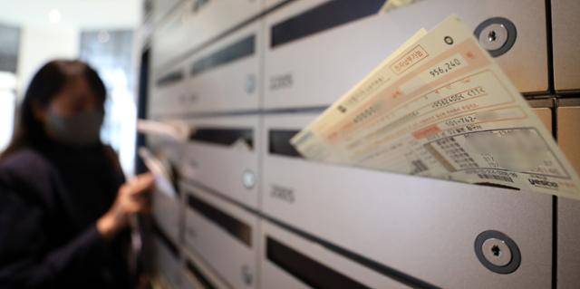 올해 1월 사용한 도시가스와 전기 요금이 이달 속속 청구되기 시작한 가운데 14일 서울 시내의 한 오피스텔 우편함에 2월 가스비 고지서가 끼워져 있다. 뉴스1