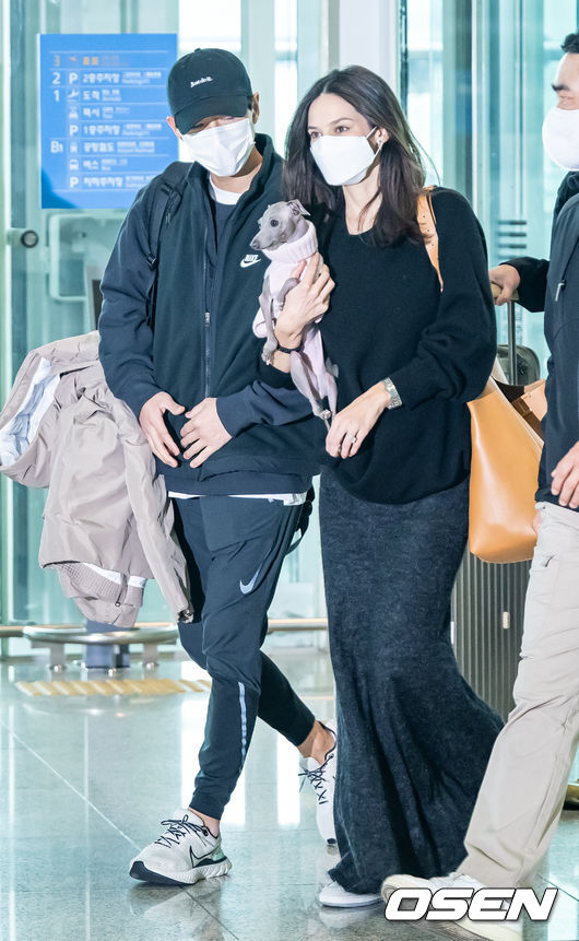 Actor Song Joong-ki accompanied his wife Katie on an overseas Departure road.The Song Joong-ki couple was spotted at the second passenger terminal of Incheon International Airport in Unseo-dong, Jung-gu, Incheon on the afternoon of the 16th.On this day, Song Joong-ki visited the airport to shoot Netflix movie Rogi Wan overseas location.The news of Departure itself became a hot topic, especially Song Joong-ki, who had not scheduled anything since she reported the news of her second marriage and pregnancy in January. It was her first public appearance in front of reporters since becoming a father.I would have been careful with the pouring attention, but Song Joong-ki surpassed expectations. I went overseas with Katie Lewes Saunders, who is pregnant.Song Joong-ki took care of Katies safety throughout the trip, and Song Joong-ki was responsible for carrying his wifes passport and other belongings.Katie cradled Pet in both hands; naturally a ring on her left fourth finger captured Sight, believed to be a sizeable diamond wedding ring.On the other hand, Song Joong-ki has set up a new home in Katie and Itaewon. It is said that she lives with her family to take care of pregnant Katie.