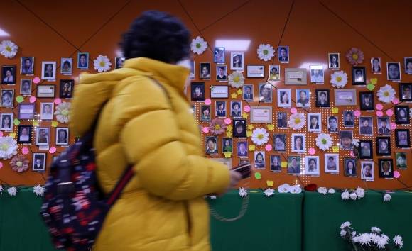 2.18 대구지하철 화재 참사 ‘벌써 20년’ - (대구=뉴스1) 공정식 기자 = 대구지하철 화재 참사 20주기를 이틀 앞둔 16일 시민들이 대구지하철 1호선 중앙로역에 마련된 추모 공간 앞을 지나고 있다. 2023.2.16/뉴스1