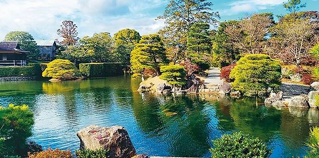 정원의 중심을 이루는 회유식 연못. 연못을 거니는 동안 정원 풍경이 마치 감춰놓은 듯 시야에 나타난다.