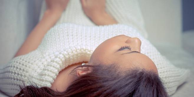 숨을 두번 들이쉬고 한 번 길게 내쉬는 ‘주기적 한숨 호흡’이 스트레스를 푸는 데 좋은 효과를 보였다. 픽사베이