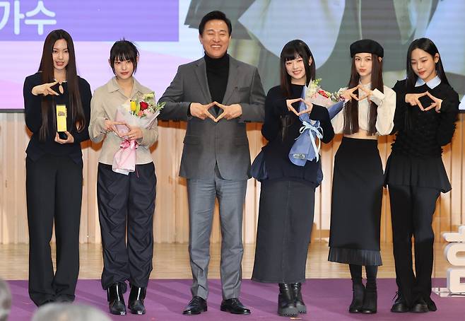 걸그룹 뉴진스가 16일 오전 서울시청에서 열린 '서울특별시 홍보대사 위촉식'에서 오세훈 서울시장에게 위촉패를 수여받은 뒤 기념촬영을 하고 있다. 연합뉴스